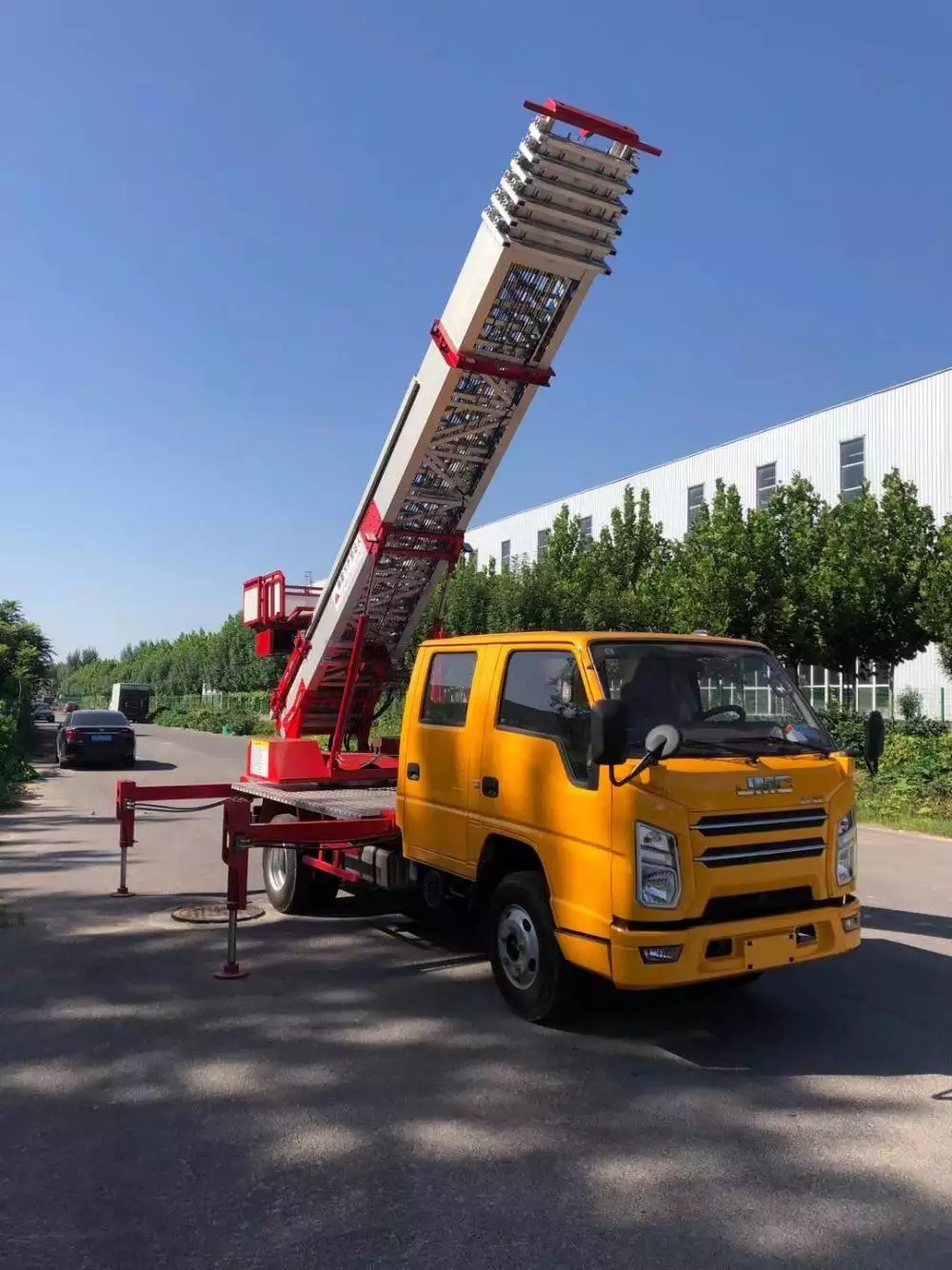 宛城附近的云梯车出租服务：轻松解决高空作业需求